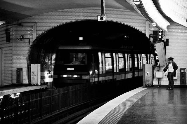 Hueco entre vagones de metro y pasajero distraído [STS]