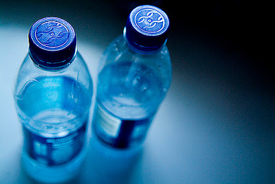 No metas sosa en una botella de agua ni la dejes luego por ahí [STS]