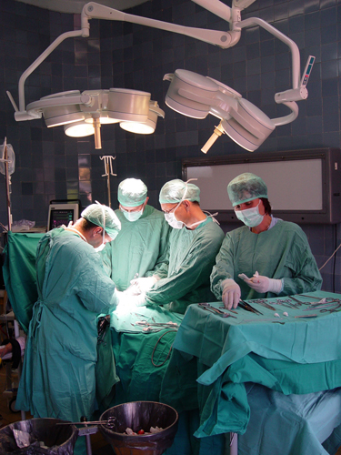 Sufrir una lesión medular (paraplejia) en una operación de fémur [STSJ]