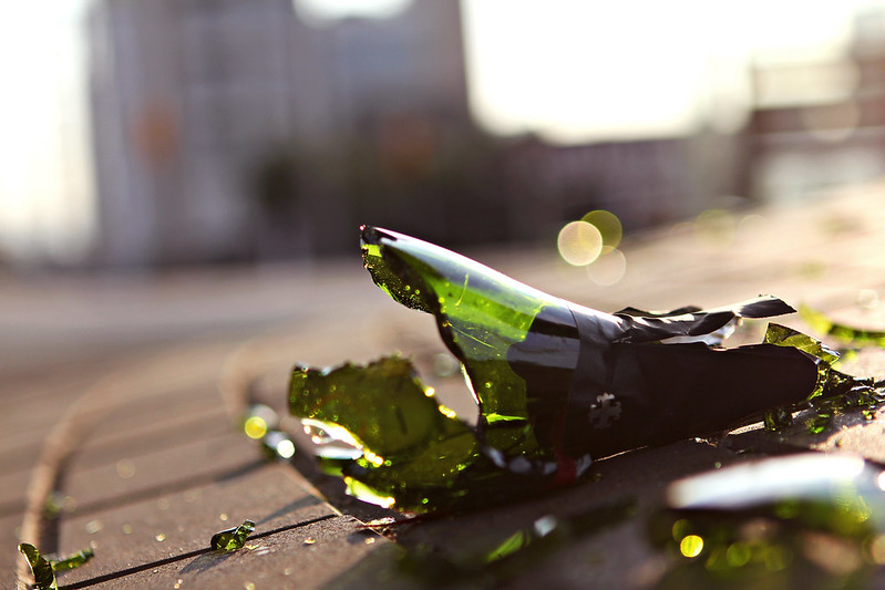 Botella de cerveza que estalla y lesiona al dueño del bar [STS]